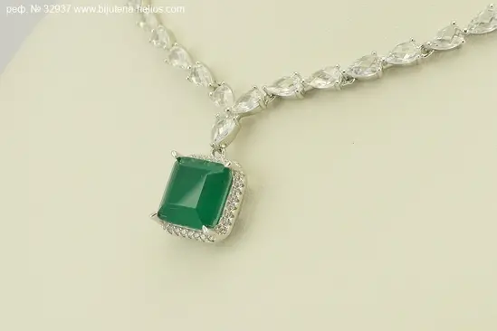Детайл на висулката с хризопраз и циркони върху родирано сребро