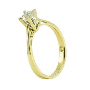 Златен дамски годежен пръстен с диамант 0,42 ct на бял фон