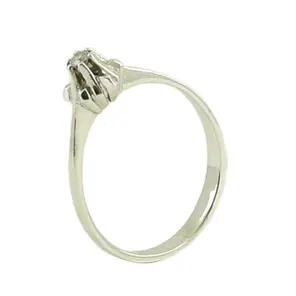 Златен годежен пръстен бяло злато с диамант 0.05 ct на бял фон