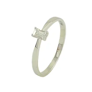Златен дамски годежен пръстен бяло злато с диамант 0,15 ct на бял фон