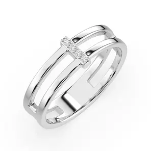 Златен дамски пръстен бяло злато с диаманти 0.04 ct модерен силует на бял фон