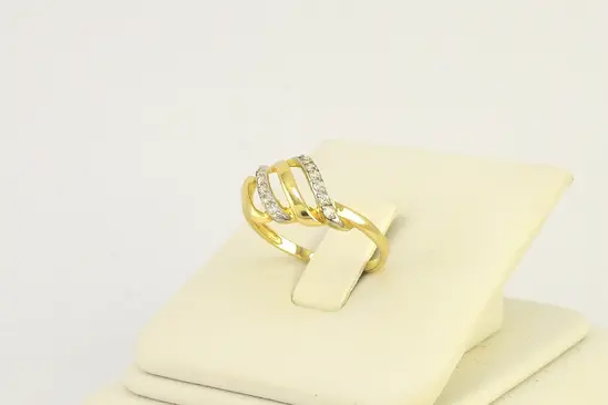 Златен дамски пръстен с циркони и плавни линии