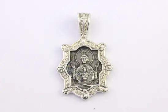 Лицева страна на масивна сребърна висулка с Богородица и орнаменти