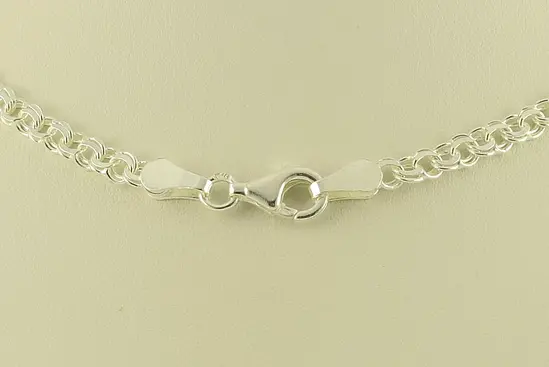 Детайл на сребърен синджир Гарибалди с карабина тип папагал