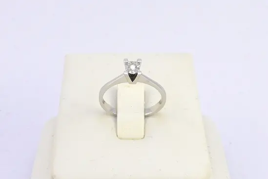Годежен пръстен от бяло злато с диамант 0.04 ct отблизо