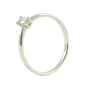 Златен дамски годежен пръстен от бяло злато с диамант 0.15ct на бял фон