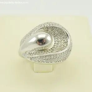 Родиран сребърен дамски пръстен 925, обсипан с циркони, с обемна горна част