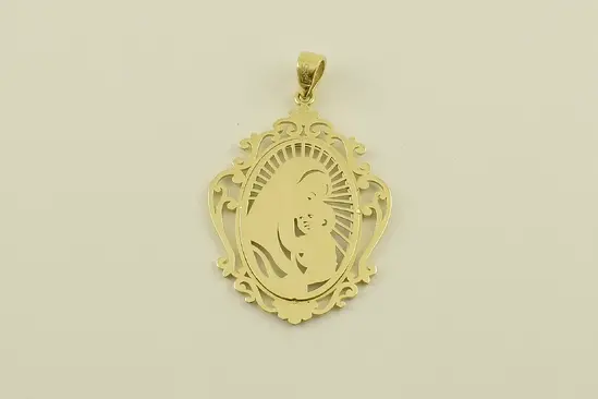 Дамска висулка с ажурна рамка и религиозен мотив
