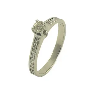 Златен дамски годежен пръстен с диаманти 0.34ct на бял фон