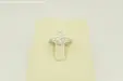 Детайл отблизо на цирконите върху родиран пръстен от сребро 925, фин искрящ ефект
