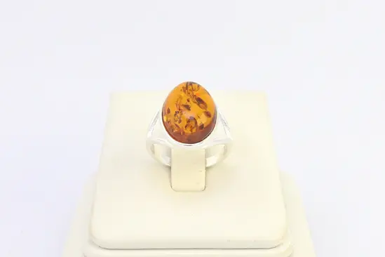 Детайл на меден кехлибар в сребърен дамски пръстен