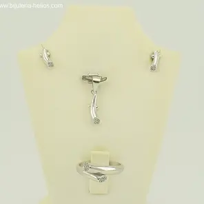 Сребърен дамски комплект с циркони на бял фон