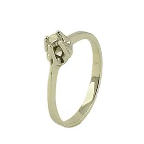Златен дамски годежен пръстен от бяло злато с диамант 0.11ct на бял фон