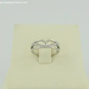 Сребърен дамски пръстен 925 с циркони в нежна композиция на горната част