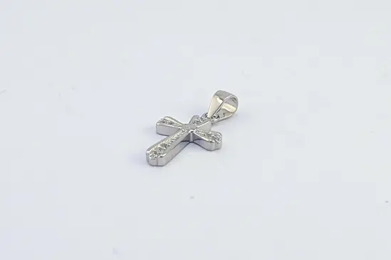 Кръст от сребро 925 с инкрустирани циркони