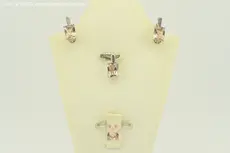Сребърен комплект с розови циркони на бял фон