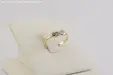 Елегантен златен пръстен с декоративни циркони